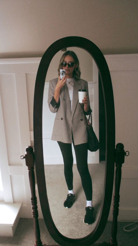 Legging With Blazer Outfit, Blazer Leggings Sneakers Outfit, Black Leggings Outfit Office, Smart Leggings Outfit, Black Leggings Office Outfit, Legging And Blazer Outfit, Leggings Outfit Office, Office Leggings Outfit, Blazer And Leggings Outfit