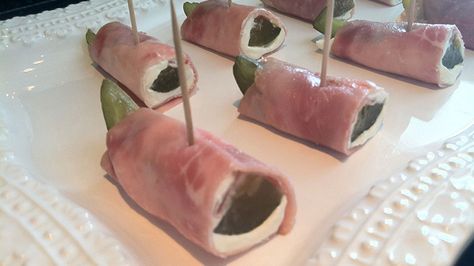 Ham Roll-Ups Recipe Halloween Horderves, Pickle Appetizer Recipes, Food For Parties, Wrapped Pickles, Ham Roll Ups, Pickle Appetizers, One Bite Appetizers, Ham Wraps, Homemade Ham