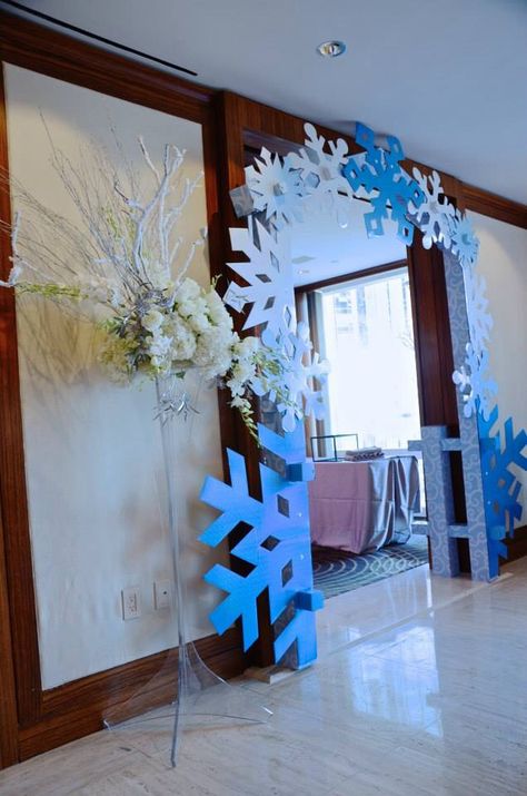 I love the giant snowflakes for the archways, perfect for a Frozen birthday party. This sells on Oriental Trading for over $100...crazy, I'll make it myself. Giant Snowflakes, Frozen Decorations, Frozen Bday Party, Winter Wonderland Decorations, Concert Ideas, Fest Temaer, Frozen Themed Birthday Party, Frozen Christmas, Frozen Theme Party