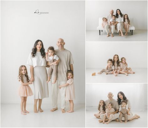 Family Pictures Indoor Studio, Studio Family Pictures Family Of 5, Neutral Indoor Family Photos, Posing Family Photos, Family Picture Photoshoot, Family Photos With Backdrop, Indoor Family Photos White Background, Extended Family Studio Portraits, Family Of 5 Indoor Photoshoot