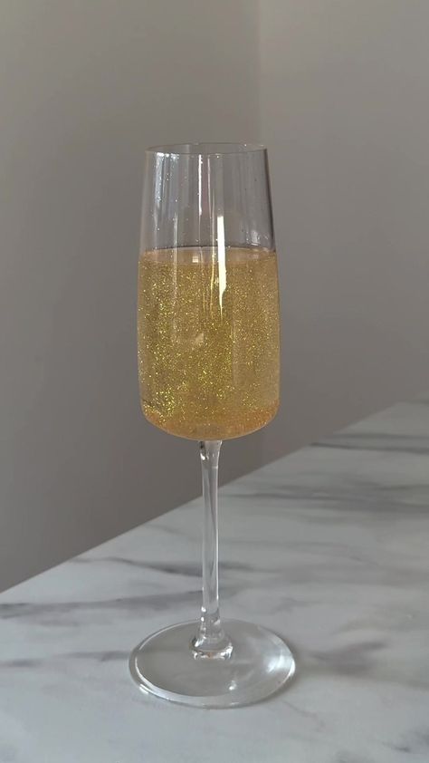 new years eve idea: make cotton candy glitter bombs (with edible glitter of course) ✨🥂 #newyear #newyearseve #happynewyear #balldrop #glitterbomb #edibleglitter #champagne #moet #prosecco #newyearsparty #cocktail #cocktails #cocktailrecipes #nye #nyeparty #silvester #newyearseveparty #partyideas #nyeoutfit #newyearsnails #newyearparty #happynewyear2024 #french75 Sparkle Drinks Cocktails, Nye Buffet Ideas, Drinks With Glitter, New Year’s Party, Nye Cocktails, Nye Party Food, New Years Party Ideas, New Year Cocktail, Glitter Drinks