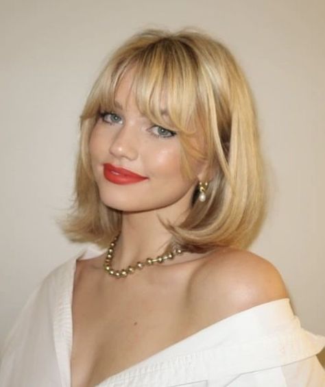 90s Layered Hair With Curtain Bangs Short, Short Blonde Hair On Tan Skin, Blond 70s Hair, Cool Woman Haircut, Old Hollywood Blonde Hair, 70s Blonde Hairstyles, 90s Blonde Short Hair, 60s Bangs Short Hair, Shay Sullivan Bangs