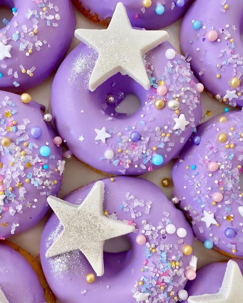 VIOLET & SALT® | Luxury Cakes on Instagram: “PURPLE GALACTICA 🦄⭐️💜✨🟣🦄⚡️ Our signature fluffy vanilla donuts dipped in lilac deliciousness and adorned with crunchy pearls and…” Pink Party Foods, My Super Sweet 16, Purple Desserts, Purple Cookies, Star Donuts, Purple Birthday Party, Starbucks Strawberry, Quick Baking, Making Cakes