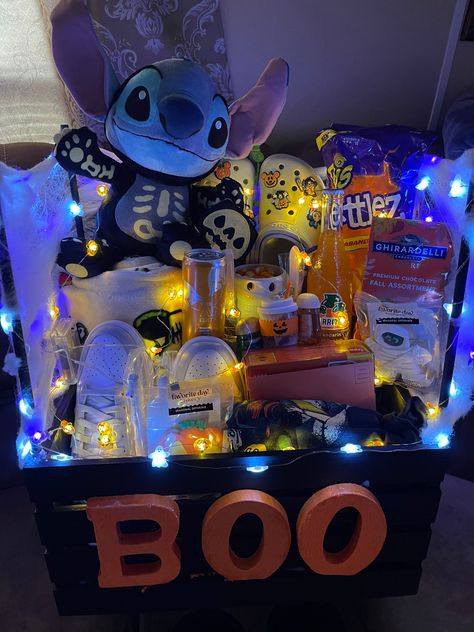 Halloween Gift Baskets For Best Friend, Halloween Birthday Gifts For Boyfriend, Boo Baskets Ideas For Boyfriend, Spooky Gifts For Girlfriend, Gf Boo Basket, October Basket Ideas, Spooky Basket For Bestie, Boo Basket Inspo For Bf, Spooky Basket Best Friend