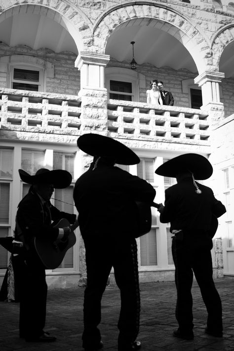 mariachis Mexican Old Money Aesthetic, Mariachi Proposal, Mariachi Photography, Mexican Old Money, Mariachi Aesthetic, Latino Aesthetic, Mexican Love, 1960s Aesthetic, Mexican Art Tattoos