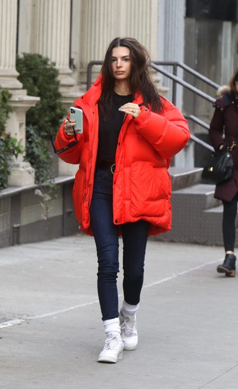 7 Puffer Jacket Outfits That Prove a Coat Can Be the Highlight of Your Look Oversized Puffer Jacket Outfit, Red Puffer Jacket Outfit, Red Jacket Outfit, Puffer Jacket Outfits, Puffer Coat Outfit, Best Puffer Jacket, Puffer Outfit, Winter Jacket Outfits, Emily Ratajkowski Style