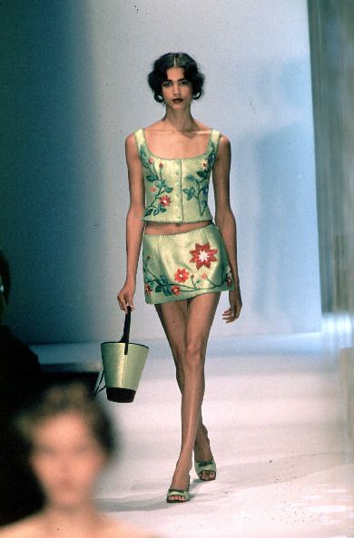 Tumblr Green Runway Fashion, Spring Fashion Chic, Fashion Feminine, 90s Runway Fashion, Runway Fashion Couture, Vintage Runway, Claudia Schiffer, Naomi Campbell, Runway Collection