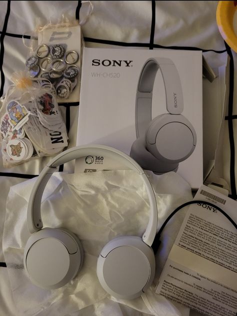 Sony Headphones White, Overhead Headphones, Sony Wh Ch520, Headphone Outfit, Wh 1000xm4, On Ear Earphones, Cute Headphones, Sony Headphones, Headphones Bluetooth