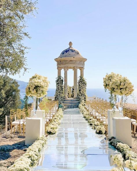 Pretty Wedding Places, Royal Outdoor Wedding, Grecian Wedding Decor, Wedding Greece Aesthetic, Wedding Ideas Greece, Ancient Greece Wedding Theme, Greece Villa Wedding, Wedding Venues In Greece, Greece Wedding Ceremony