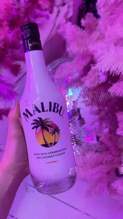 Malibu Pineapple Bay Breeze - Malibu Drinks Malibu Alcohol Aesthetic, Pina Colada Aesthetic, Malibu Alcohol, Pina Colada Malibu, Drink Combos, Pineapple Daiquiri, Peach Rum, Pink Malibu, Malibu Rum Drinks