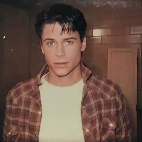 Rob Lowe 80s, Young Rob Lowe, The Outsiders Sodapop, Boy Type, Sodapop Curtis, Outsiders Movie, Aesthetic Quiz, The Outsiders Cast, Outsiders Cast