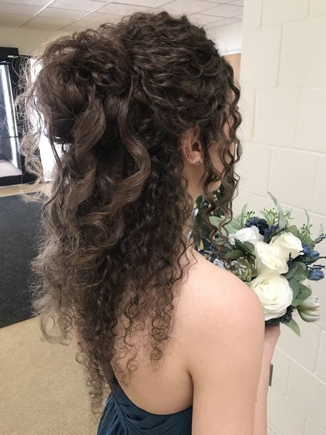 Quinceanera Hairstyles Natural Curls, Prom Hairstyles Curly Hair Natural Curls Updo, Prom Hair Ideas For Curly Hair, Curly Updo For Prom, Gala Hairstyle Curly Hair, Elegant Hair Styles For Curly Hair, Debutante Ball Hairstyles, Formal Styles For Curly Hair, Curly Hair Bridesmaid Styles Down