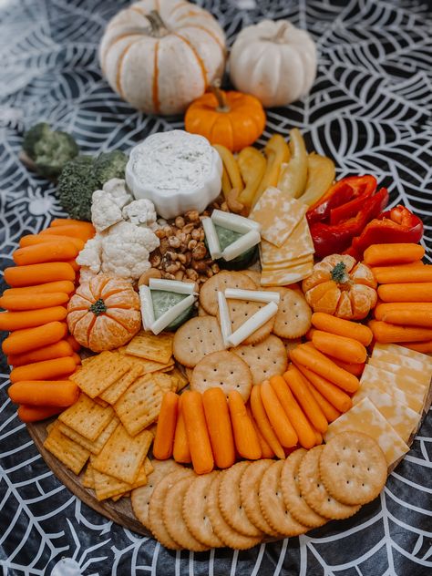 Orange Themed Food Platter, Orange Foods Charcuterie Board, Orange Bring A Board Night, Green And Orange Charcuterie, Orange Color Charcuterie Board, Orange Bring A Board, Orange Board Night Ideas, Carrot Charcuterie Board, Yellow And Orange Charcuterie Board