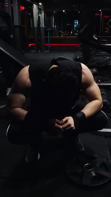 Dark Gym Outfit Men, Gym Guy Aesthetic Dark, Gym Boy Aesthetic Dark, Dark Gym Aesthetic Men, Gym Aesthetic Guy, Dark Gym Aesthetic Women, Man Gym Aesthetic, Dark Workout Aesthetic, Gym Dark Aesthetic