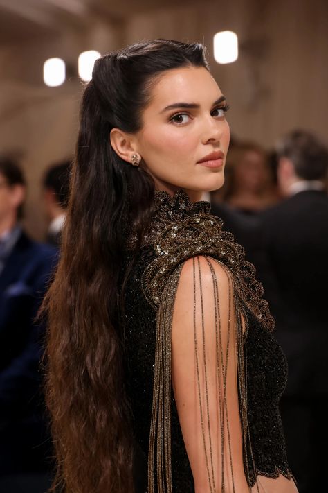 The Best Hair Looks from the 2024 Met Gala | Vogue Kendall Jenner Met, Kendall Jenner Met Gala, Kendall Jenner Hair, Stile Kendall Jenner, Jenner Hair, Met Gala Dresses, Prettiest Celebrities, Gala Fashion, Met Gala Red Carpet