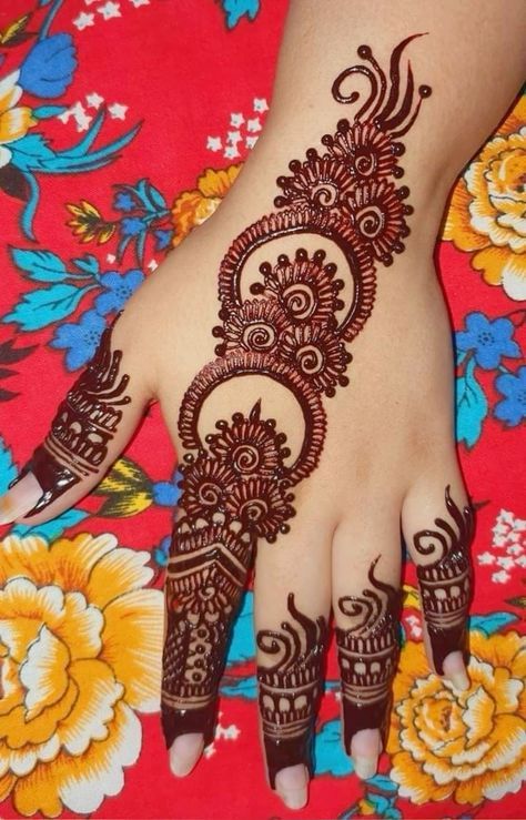 Cute Simple Mehndi Designs, Back Hand Mehndi Simple Designs, Mandhi Design For Girl, Mehndi Ideas Simple, Mehandhi Designs Back Hand, Right Back Hand Mehndi Designs, Mehndi Designs For Girls Hands, Mehndi Easy Design Simple, Simple Mehndi Designs Easy Back Hand