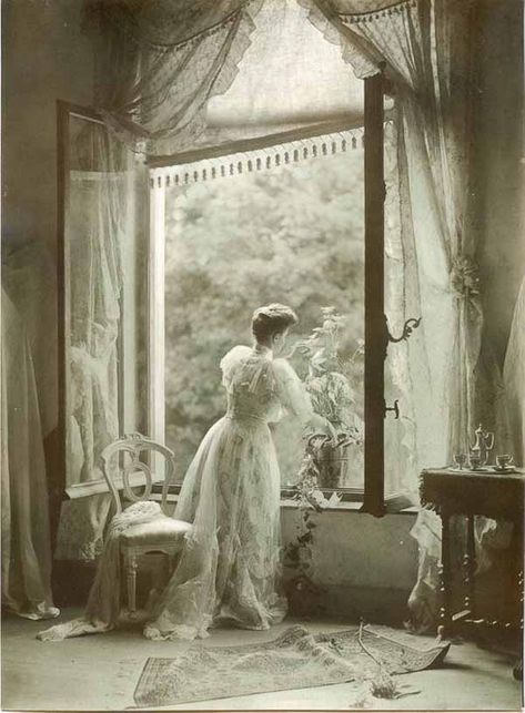 Keep Your Home Cool In The Summer Heat - Edwardian Decor Ideas - Sew Historically Lily Elsie, Vintage Foto's, Portrait Vintage, Old Photography, Looking Out The Window, Cat Air, Old Photographs, Photo Vintage, Old Fashion