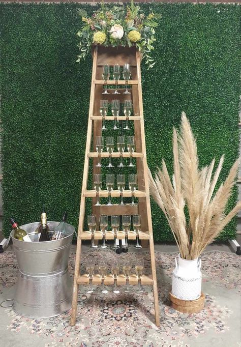 Champagne Ladder Wedding, Wedding Hire Ideas, Rustic Champagne Wall, Champagne Wall Wedding Diy, Champagne Wall Diy, Drink Wall Wedding, Champagne Wall Ideas, Inauguration Decoration Ideas, Drink Station Ideas Party