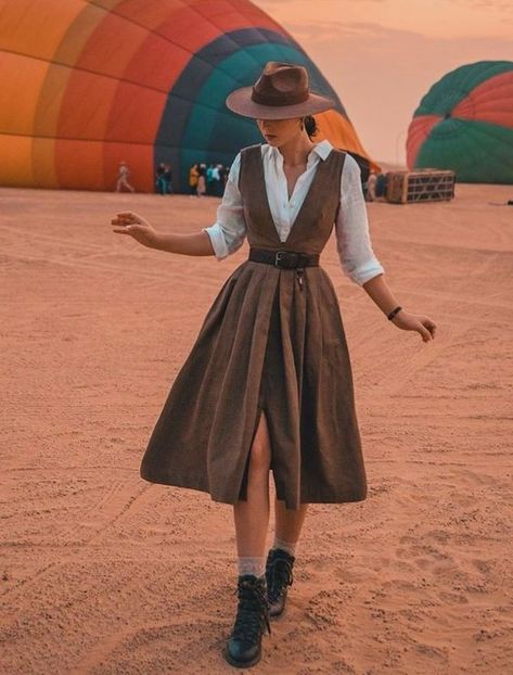 Outfits para las que quieren imponer su propio estilo | Es la Moda Corset Style Dress Casual, Fit Flare Dresses, Steampunk Skirt Outfit, High Collar Outfit, Vintage Hat Outfit Women, Cute Tea Party Outfits, Cottagecore Work Outfit, Petticoat Outfit Casual, 40s Inspired Outfits