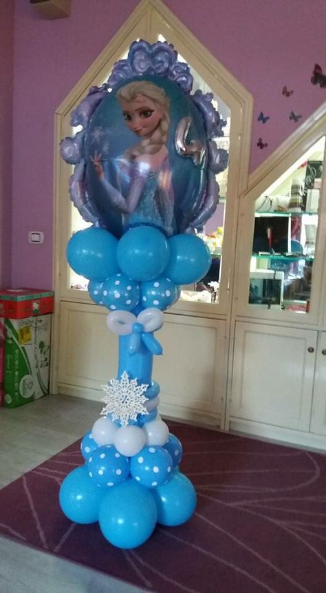 Frozen Frozen Balloon Decorations, Frozen Balloons, Rodjendanske Torte, Elsa Birthday Party, Frozen Decorations, Frozen Bday Party, Frozen Birthday Theme, Frozen Themed Birthday Party, Balloon Garland Diy