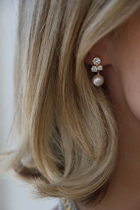 Jewelry For The Bride, Dainty Gold Pearl Earrings, Hair Down Wedding Earrings, Maid Of Honor Earrings, Simple Bridesmaid Earrings, Bridal Earings Idea, Wedding Stud Earrings, Bridesmaid Accessories Ideas, Bridal Earrings With Updo