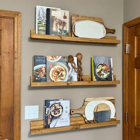 Diy Cookbook Shelf, Art Shelves Display, Pantry Cookbook Storage, Cookbook Shelf Kitchen, Kitchen Recipe Wall, Kitchen Wall Photo Ideas, Kitchen Shelves Cookbooks, Kitchen Cookbook Shelves, Cookbook Wall Shelf