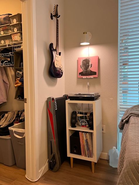 Mounted Guitar Decor, Vinyl Stand Aesthetic, Shelf For Vinyl, Vinyl Now Playing, Record Player Cube Shelf, Vinyl Record Room Aesthetic, Music Shelf Decor, Electric Guitar In Bedroom, Record In Room