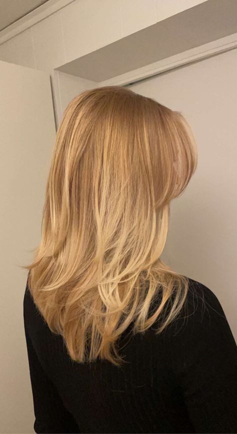 Hair Layered Medium, Hair Styles For 50, Short Hair Layered, Mid Length Blonde Hair, Kids Hair Styles, Short Length Hair, Blonde Layered Hair, Summer Blonde Hair, Aesthetic Hairstyles