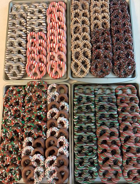 Xmas Chocolate Covered Pretzels, Chocolate Covered Pretzels Christmas Gift, Christmas Desserts Gifts Boxes, Christmas Gift Dessert Ideas, Christmas Yummy Treats, Cookie Tray Gift Ideas, Christmas Chocolate Decorations, Chocolate Treat Ideas, Christmas Goodies To Sell