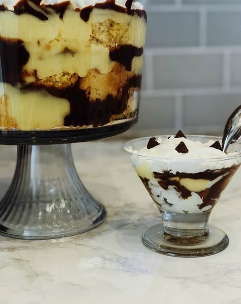 boston cream pie trifle, easy dessert, fast dessert, yellow cake, custard, chocolate ganache Boston Cream Pie Trifle, Trifle Easy, Cranberry Pistachio Cookies, Oreo Trifle, Deep Fried Desserts, Fried Dessert, Fast Desserts, Boston Cream Pie, Trifle Desserts