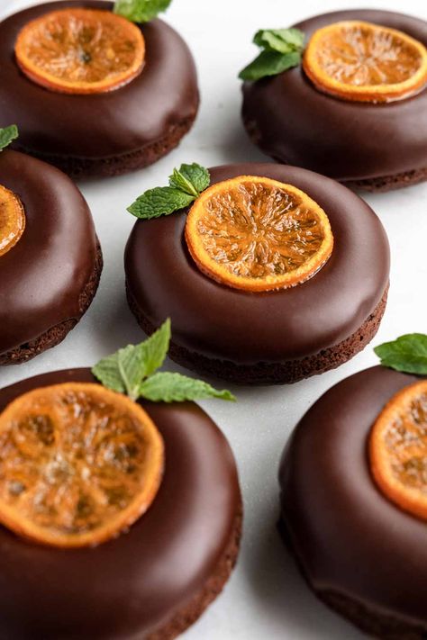 Orange Pastries, Donut Flavors Ideas, Doughnut Decorating Ideas, Gourmet Donuts Ideas, New Years Desserts, Donut Photoshoot, Orange Bakery, Jaffa Cake Recipe, Orange Pastry