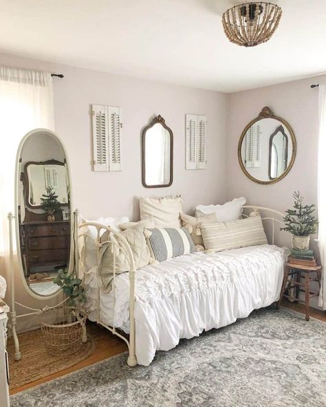 Small Guest Bedroom Storage Ideas, Daybed Room Ideas Spare Bedrooms, Cell Room, Cozy Daybed, Girls Daybed, Daybed Ideas, Vintage Daybed, Daybed Styles, Daybed Bedroom