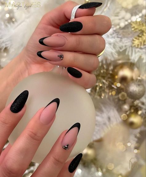 Black Nail Almond Designs, Oval Acrylic Nails Black, Black Gold Almond Nails, Simple Black Design Nails, Classy Black Nails Almond, Simple Black Nails Designs, Black Almond Nails Designs Simple, Black Round Nails Design, Long Almond Nails Black