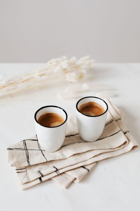 Free stock photos of food & drink - Kaboompics Cup Photography Photo Ideas, Cup Of Coffee Aesthetic, Picture Coffee, Tea Photography, Coffee Shop Photography, Coffee Cup Photo, Meringue Cake, Coffee Shot, Wallpaper Iphone Boho