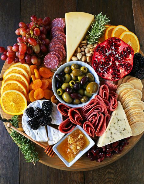 Thanksgiving Charcuterie Board, Thanksgiving Charcuterie, Charcuterie Board Meats, Party Tray, Decorações Com Comidas, Meat Platter, Charcuterie Inspiration, Charcuterie Platter, Party Food Platters