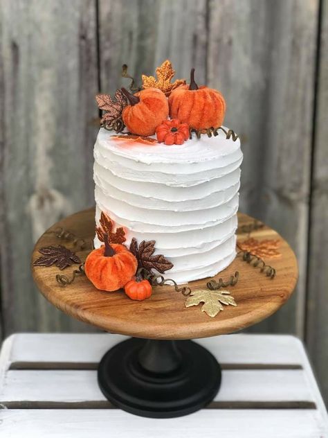 Fall Cakes For Birthday, Pumpkin Cake Ideas Birthday, Fall Theme Birthday Party Ideas, Lil Pumpkin Baby Shower Cake, Pumpkin Theme Cake, Fall Themed Cakes, Fall Cake Designs, Pumpkin Baby Shower Cake, Fall Themed Cake