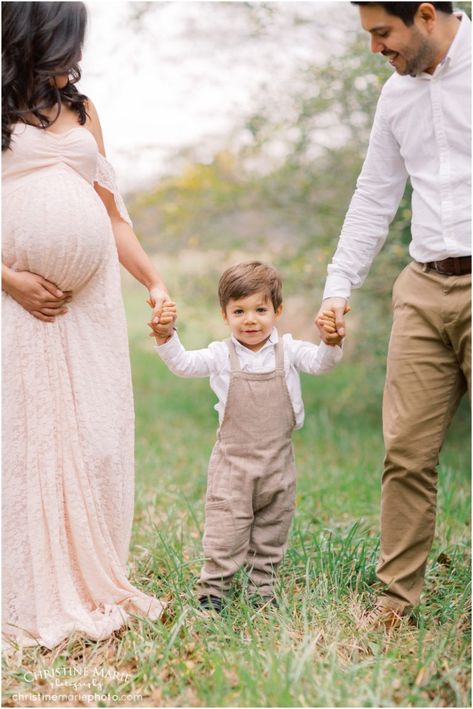 Diy Maternity Family Photos, Maternity Photo Shoot Ideas With Big Brother, Family Maturity Pictures, Maternity Photography Big Brother, Maternity Photography Big Sister, Maternity Photography With Sister, Family Of Three Maternity Photoshoot, Family Photos With Pregnant Mom, Field Maternity Pictures Family