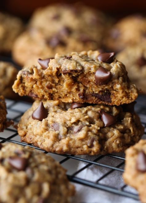 Oatmeal Chocolate Chip Cookies are soft, chewy, and thick oatmeal cookie recipe that is a buttery and delicious and stays soft for days! #cookiesandcups #cookierecipe #cookies #oatmealcookies #chocolatechipcookies Thick Oatmeal, Chewy Oatmeal Chocolate Chip Cookies, Oatmeal Chocolate Chip Cookie Recipe, Cookie Deserts, Popular Cookies, Oatmeal Cookies Chewy, Soft Chocolate Chip Cookies, Oatmeal Chocolate Chip, Recipes Chocolate