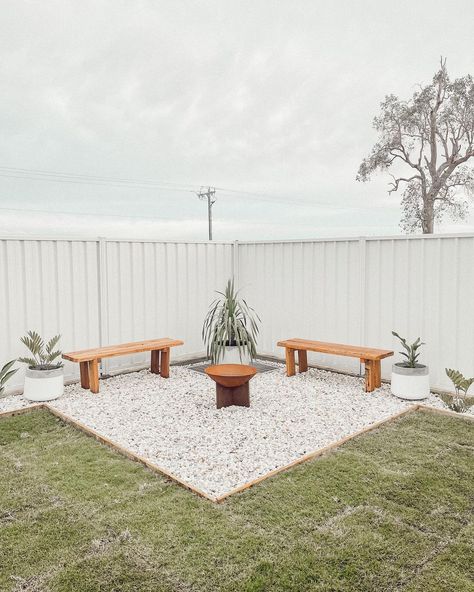 Fire Pit With Pebbles, Pebbles In Backyard, Pebble Outdoor Area, White Rocks Fire Pit, Pebble Seating Area, White Stone Pathway, White Pebble Garden Ideas, Stone Pebbles Garden, Garden With Stones Ideas