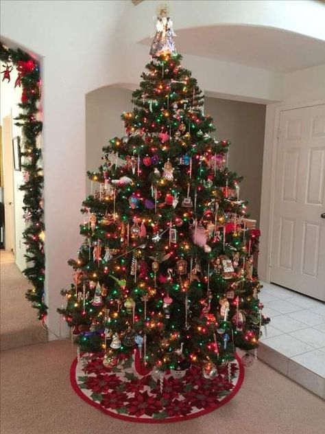 Big Christmas Tree Ideas, Christmas Tree Old Fashioned, Cute Christmas Tree Themes, Creative Christmas Tree Ideas, Diy Christmas Trees, Oversized Ornaments, Fashion Christmas Tree, Christmas Tree Inspo, Vintage Christmas Tree Decorations