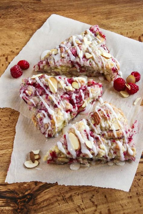 Raspberry Scone, Almond Scones, Raspberry Scones, Scones Recipe Easy, Homemade Scones, Pane Dolce, Raspberry Almond, Raspberry Recipes, Delicious Deserts