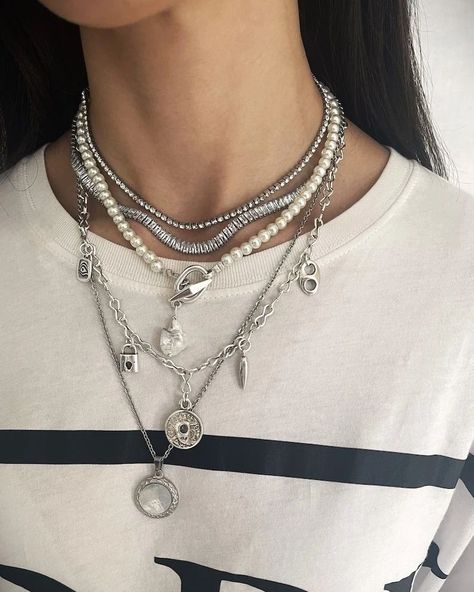 ✨️Explore our stunning necklace collection featuring multi-layered chains with statement pearls, and modern shell pendants – the epitome of timeless elegance and contemporary style. Layered Silver Necklaces Grunge, Pearl Necklace Styling, Silver Layered Necklaces, Pearl Necklace Layering, Layering Chains, Necklaces Pearl, Dope Jewelry Accessories, Pearl Statement Necklace, Layered Necklaces Silver