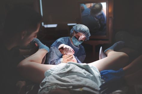 What Childbirth Really Looks Like: Liz Jennings Photography Child Birth Photography, Childbirth Photos, Birth Photography Hospital, Birth Pictures, Anne Geddes, Pregnancy Labor, Birth Photos, Water Birth, Hospital Birth