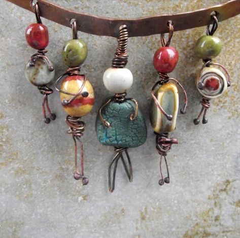 Tiny bead people pendants Diy Armband, Wire Crafts, Paper Beads, Diy Schmuck, Beads And Wire, Wire Art, Bijoux Diy, Jewelry Projects, Jewelry Tutorials