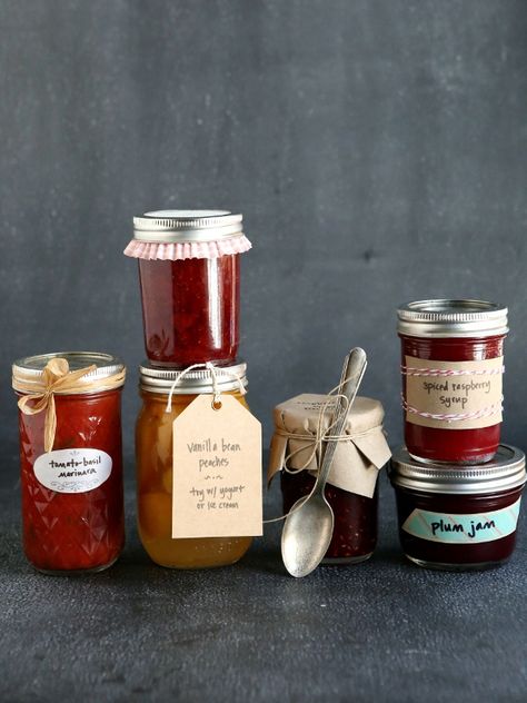 If you are looking for fun ways to package your jars of home-canned goodies for gifts, here are 7 ideas to get you started. I am not a crafty person, let me just get that out there. But I do love to give gifts, especially food. Every fall I put up a little extra preserves, … Plum Butter Recipe, Jam Gift Basket, Canning Jar Gifts, Preserves Packaging, Canning Gifts, Jelly Gift, Plum Butter, Jam Packaging, Completely Delicious