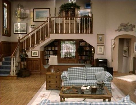 living room set in un-aired pilot of "Full House" Living Room 90s, Chocolate Living Rooms, 80s Living Room, 90s Living Room, 1980s House, 90s Interior, 90s House, 80s House, 80s Home