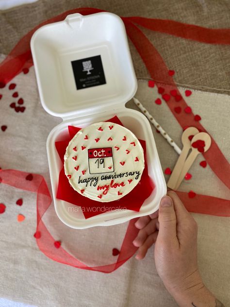 First Month Anniversary Cake, Happy 6 Months Cake, One Year Anniversary Cake Ideas, Gift Anniversary Boyfriend, Anniversary Mini Cake Ideas, Happy Anniversary Bento Cake, One Year Cake Anniversary, 3 Year Anniversary Cake, Cake For Anniversary Couple