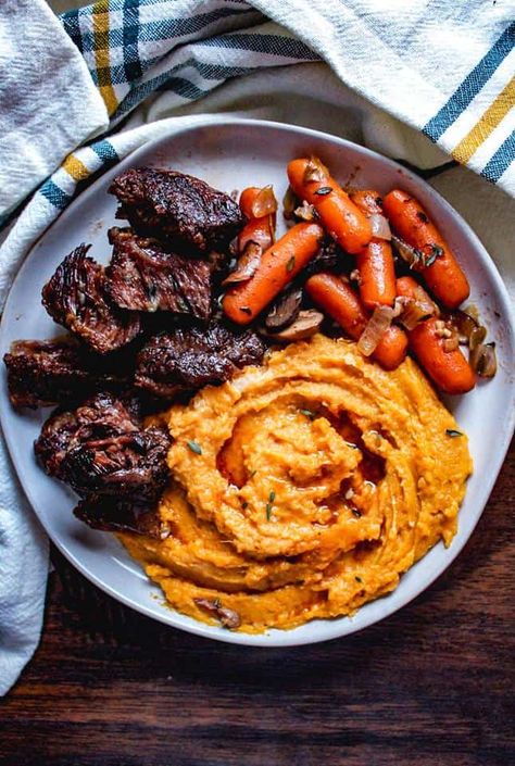 The perfect holiday dinner, date night in or anniversary meal. Big flavor with little effort! Healthy Dinner Recipes, Crockpot Beef, Short Ribs, I Love Food, Cooker Recipes, Fresh Herbs, Slow Cooker Recipes, Good Eats, Crockpot Recipes