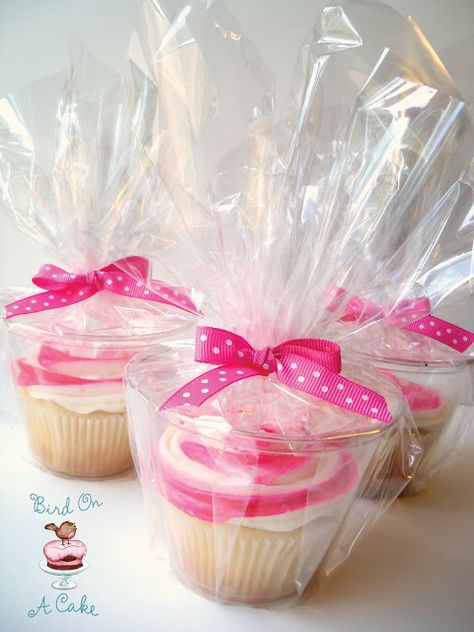 Wrap each cup in some clear cellophane, tie it closed with ribbon and you have perfectly packaged cupcakes! Mm Cupcakes, Cupcake Rose, Rose Cupcake, Rose Cupcakes, Idul Fitri, Bake Sale, Healthy Dessert, Let Them Eat Cake, Plastic Cup