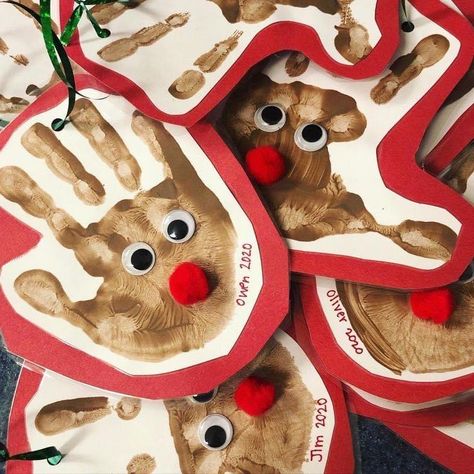 Joululahjat Diy, Baby Christmas Crafts, Handprint Ornaments, December Crafts, Christmas Crafts For Toddlers, Preschool Christmas Crafts, Christmas Crafts For Kids To Make, Christmas Gifts For Parents, Toddler Arts And Crafts